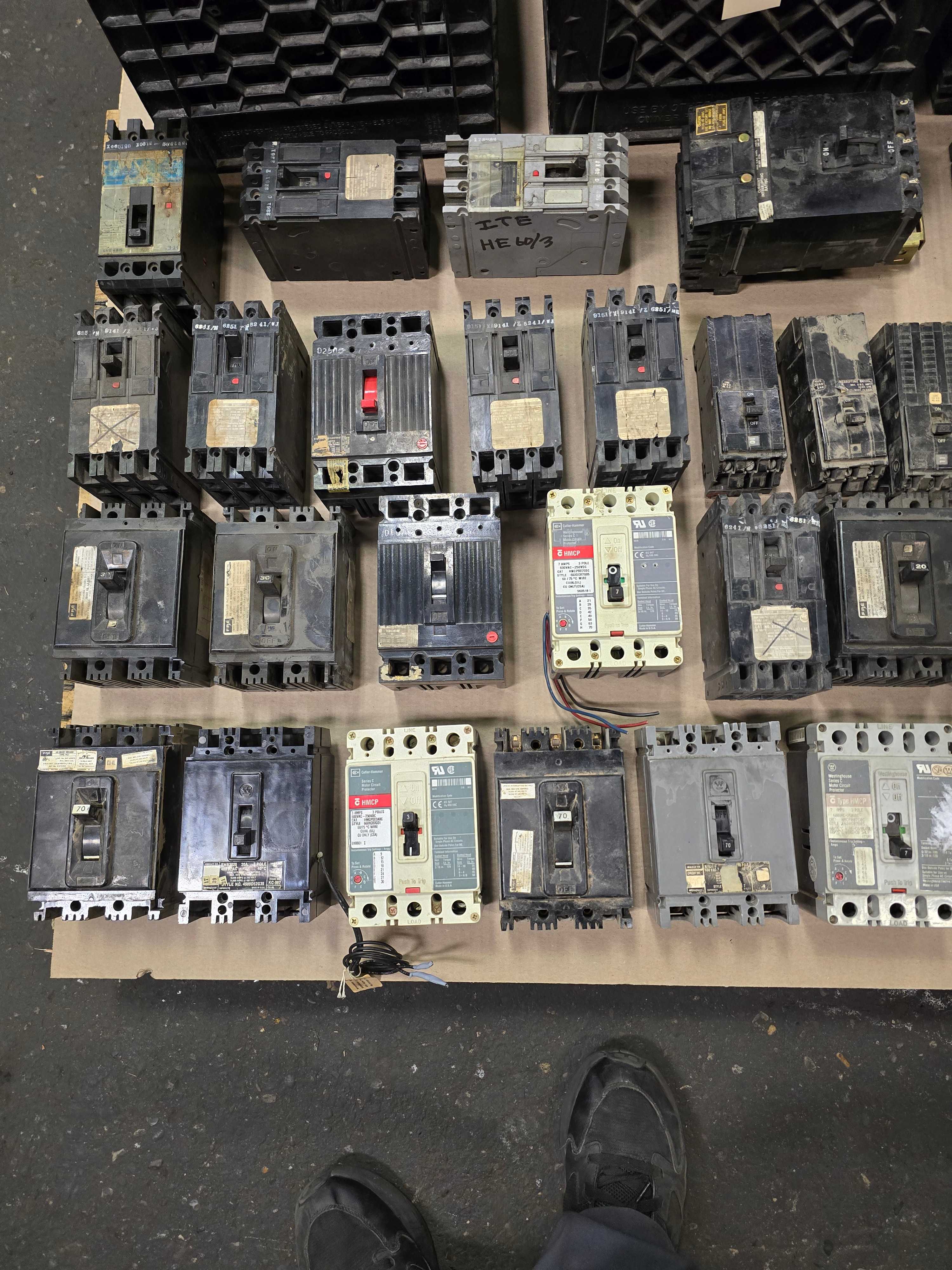LOT OF ASSORTED CIRCUIT BREAKERS - CIRCUIT BREAKERS