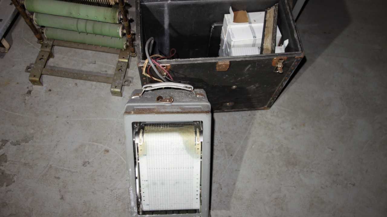 CABINET WITH ELECTRICAL CONTENTS, GE BREAKER, PARTS, RECORDERS - CIRCUIT BREAKERS