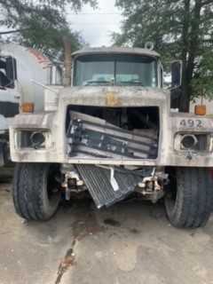 2000 MACK DM6805 READYMIX CONCRETE TRUCK - HYDRO EXCAVATOR TRUCKS