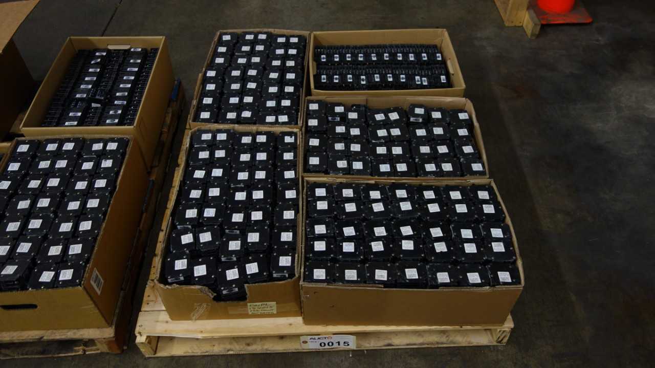 1 PALLET OF ASSORTED CIRCUIT BREAKERS - CIRCUIT BREAKERS
