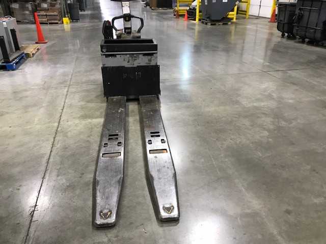 2005 Crown PE4000-60 double rider jack, Hebron, KY - MANUAL PALLET JACKS