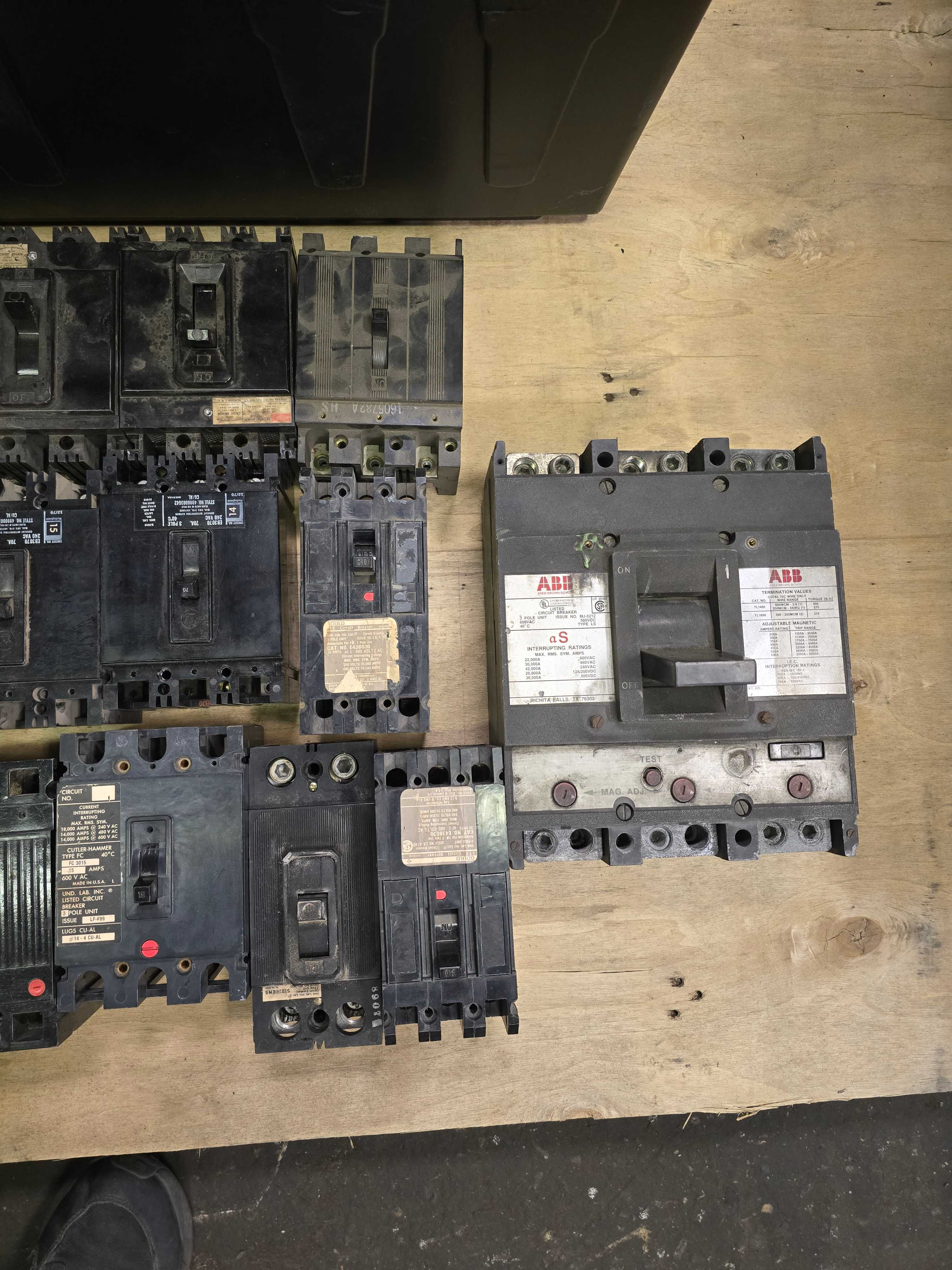 LOT OF CIRCUIT BREAKERS - BIN AND BREAKERS NEXT TO IT INCLUDED - CIRCUIT BREAKERS