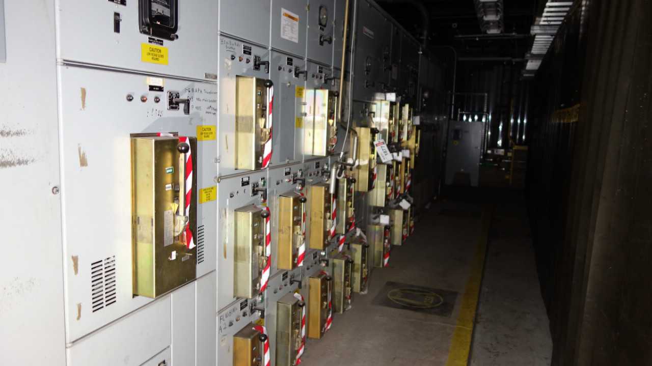 X10 SECTIONS OF ALLIS CHALMERS LA AIR BREAKER PANELS - CIRCUIT BREAKERS