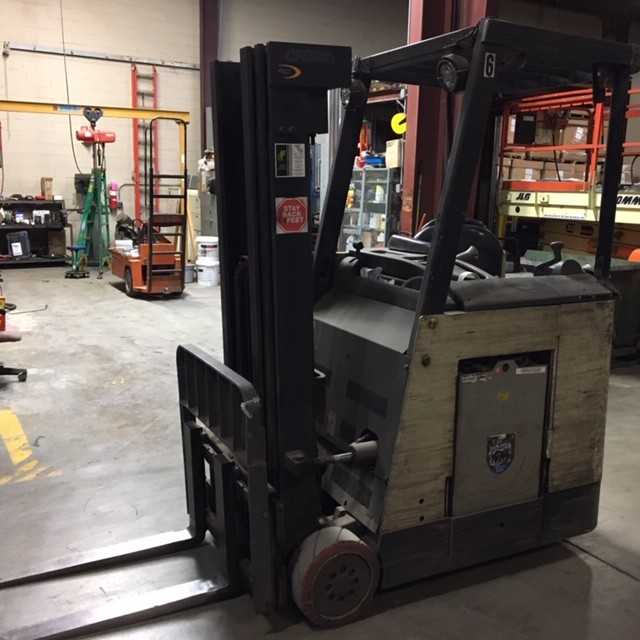 2005 Crown RC3020-30 standup counterbalance, Lemoyne, PA - FORKLIFTS