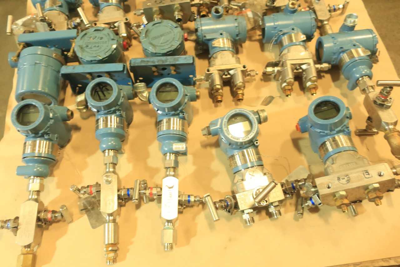 1 PALLET OF ASSORTED ROSEMOUNT TRANSMITTERS WITH ACCESSORIES - INSTRUMENTATION