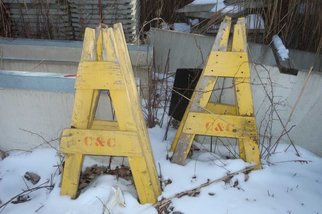 LOT OF ASSORTED WOODEN BARRICADES - TRAILER MOUNTED EQUIPMENT
