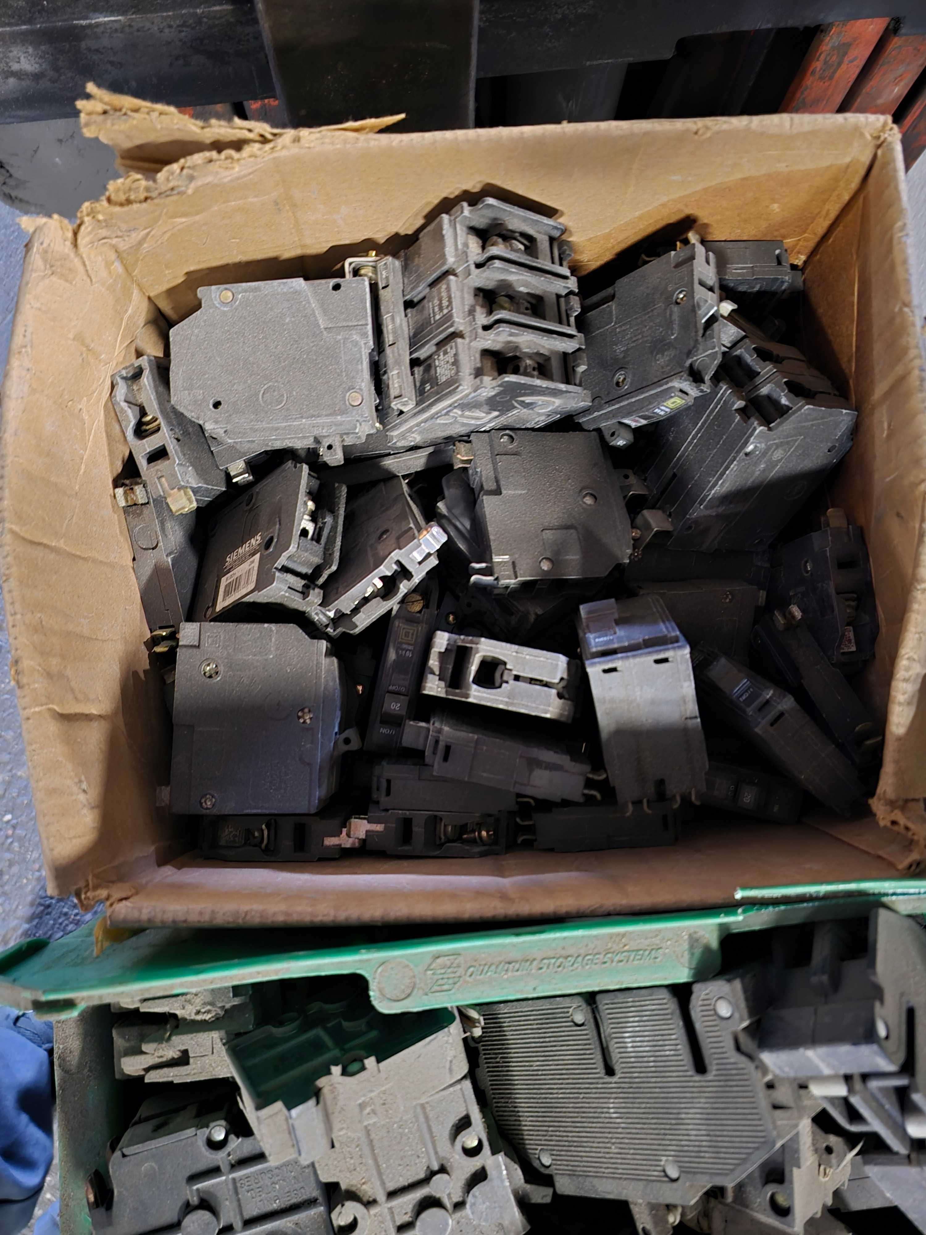 SKID LOT OF ASSORTED CIRCUIT BREAKERS - CIRCUIT BREAKERS SKID LOT OF ASSORTED CIRCUIT BREAKERS - CIRCUIT BREAKERS