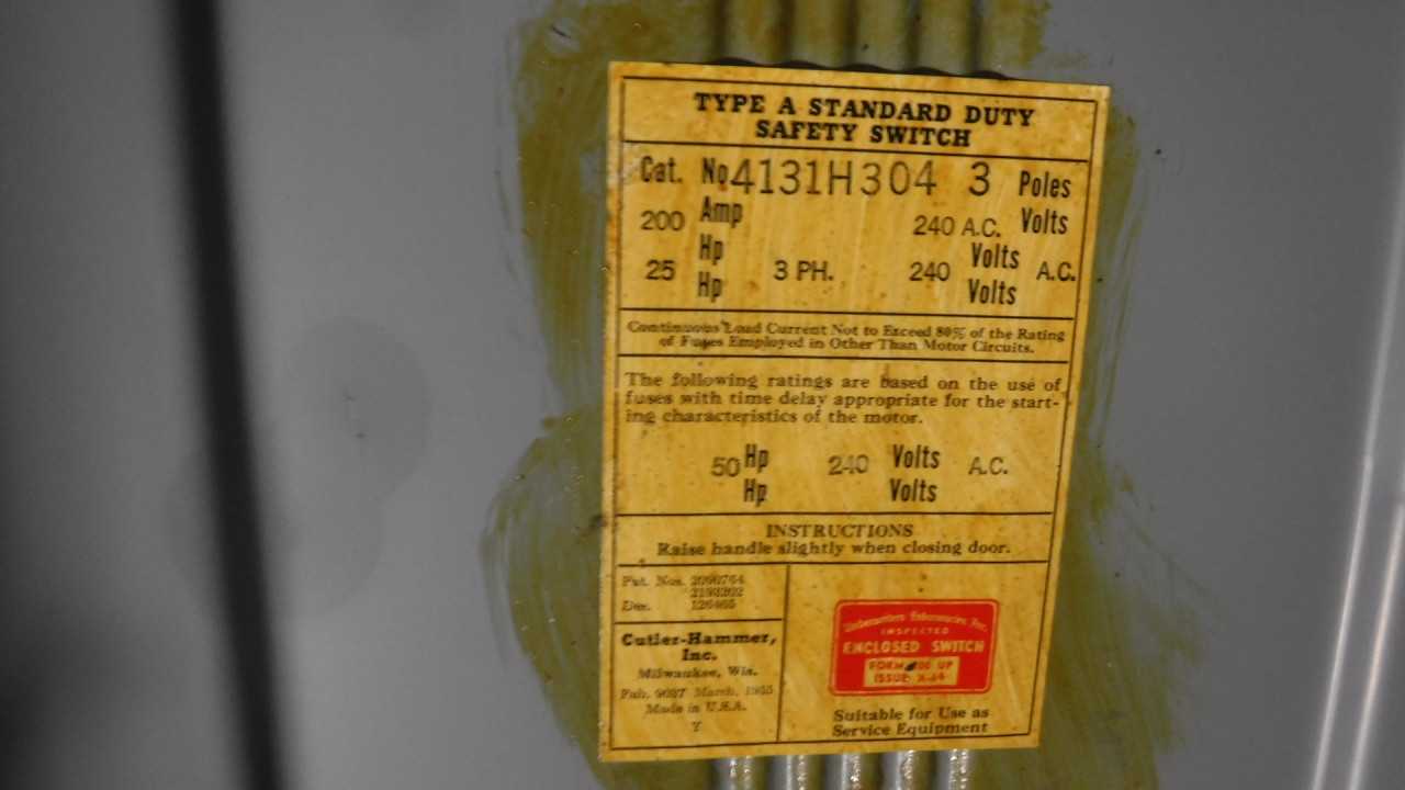 200 Amp Cutler-Hammer Safety Switch - DISCONNECT SWITCHES