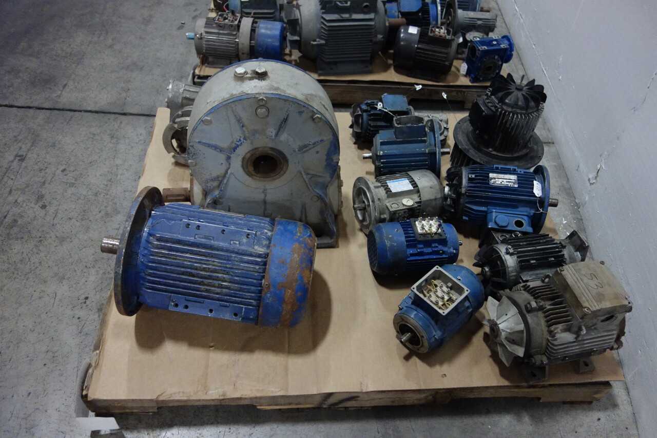 3 PALLETS OF ASSORTED MOTORS AND ACCESSORIES - ELECTRIC MOTORS