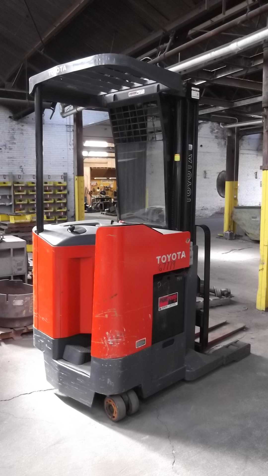 Toyota Standing Lift 3500 lbs Capacity - FORKLIFTS