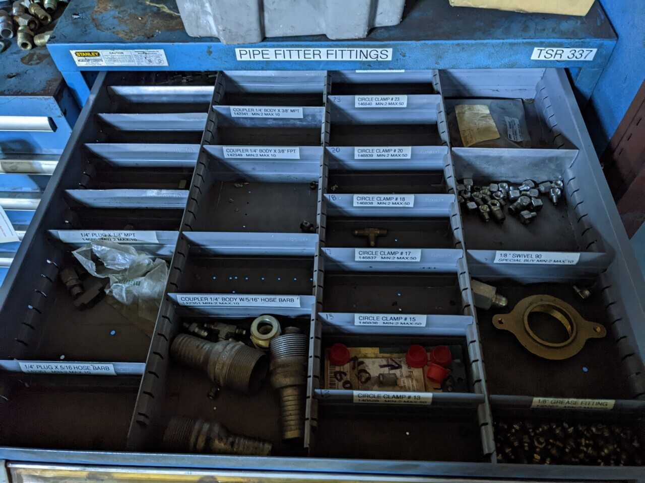 6 DRAWER STANLEY VIDMAR TOOL CABINET WITH CONTENTS, ASSORTED PIPE FITTINGS, ELBOWS - TOOL STORAGE