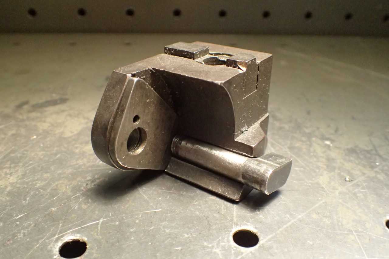 Brown & Sharpe Tool Post for Circular Form Forming Tools #00 00G 136-100-1 - HOLEMAKING TOOLS