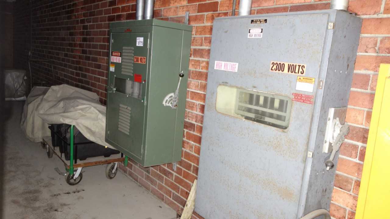 LOT OF 2 2.3KV-AC 2300V-AC POWER SUPPLY DISCONNECT (DELAYED REMOVAL) - ELECTRIC MOTORS