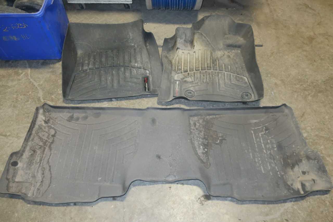 LOT OF WEATHER TECH FLOOR LINERS FOR A TOYOTA - MISCELLANEOUS