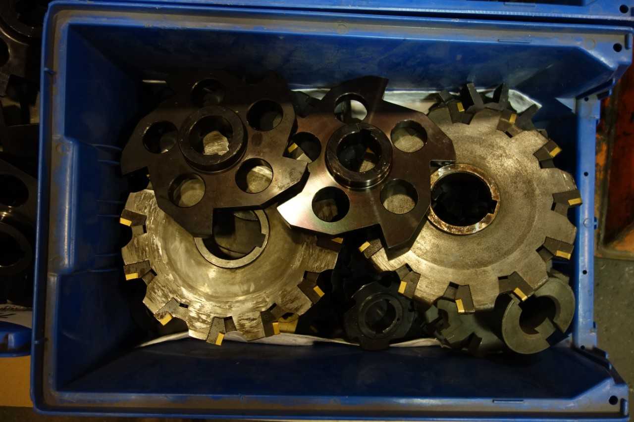 LOT OF ASSORTED CUTTERS, FACE MILLS, ATTACHMENTS - ELECTRIC POWER TOOLS