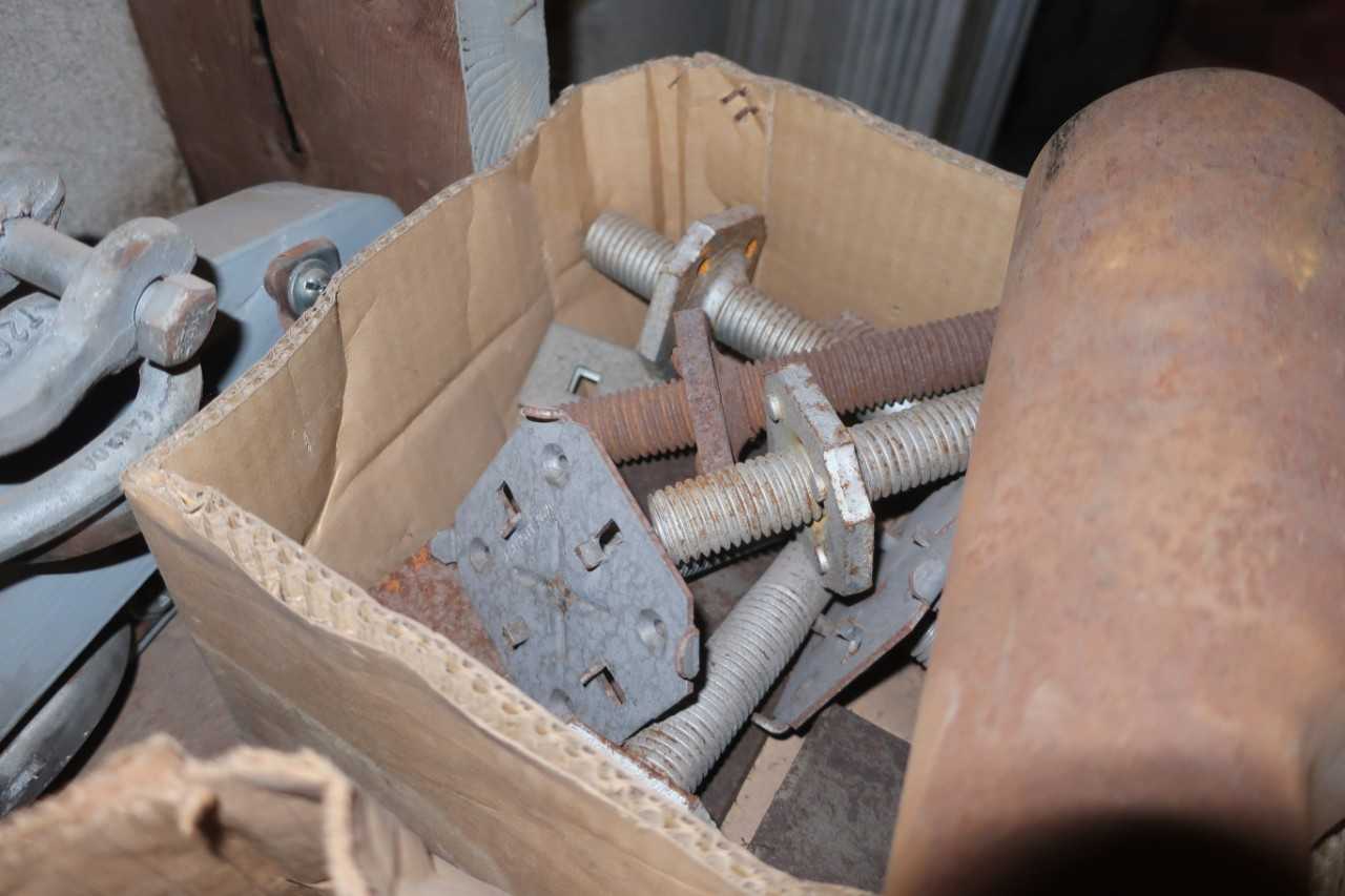 LOT OF ASSORTED MACHINERY ATTACHMENTS - ELECTRIC POWER TOOLS
