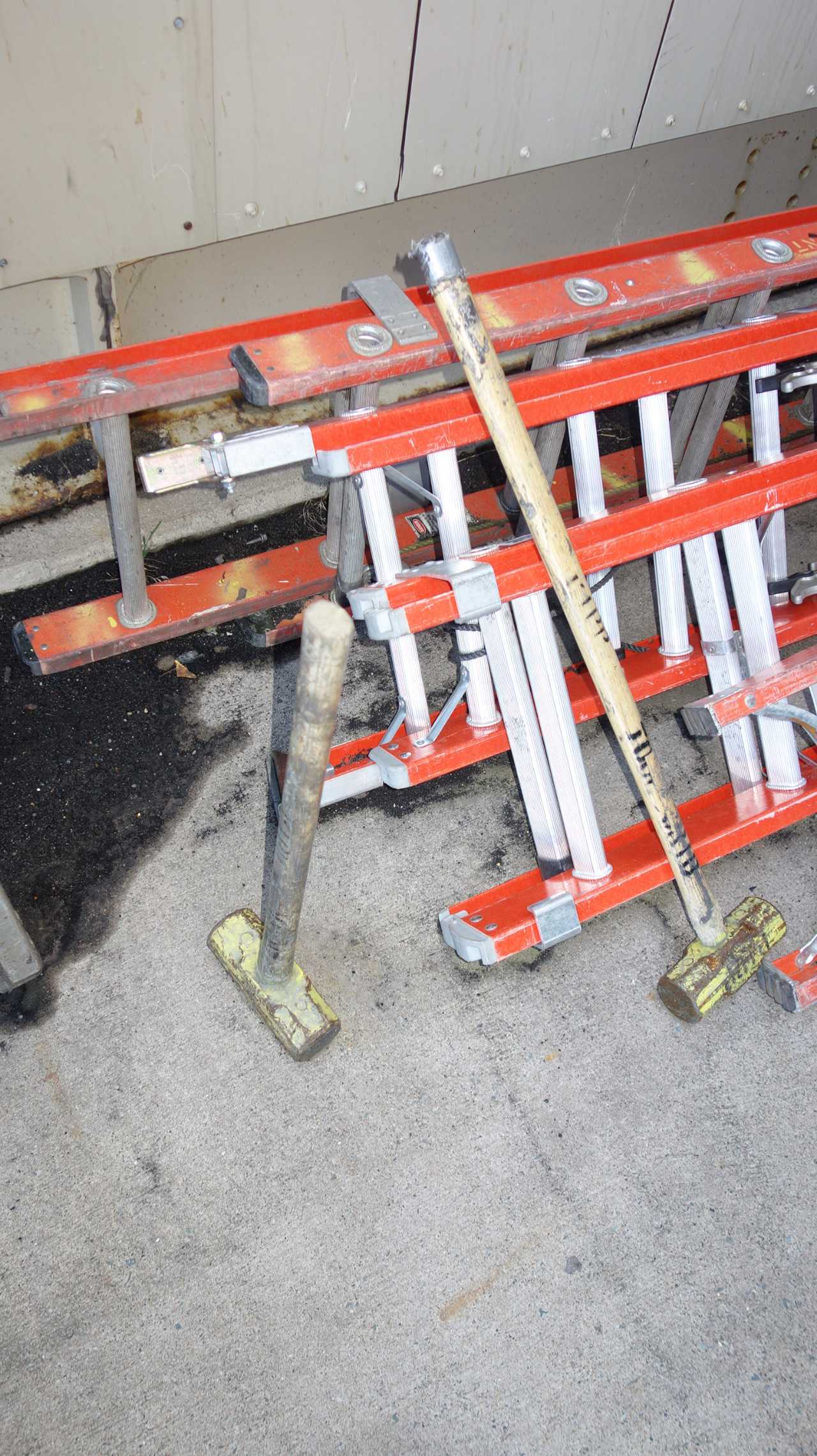 LOT OF 5 FIBERGLASS LADDERS AND 2 SLEDGE HAMMERS - HAND TOOLS