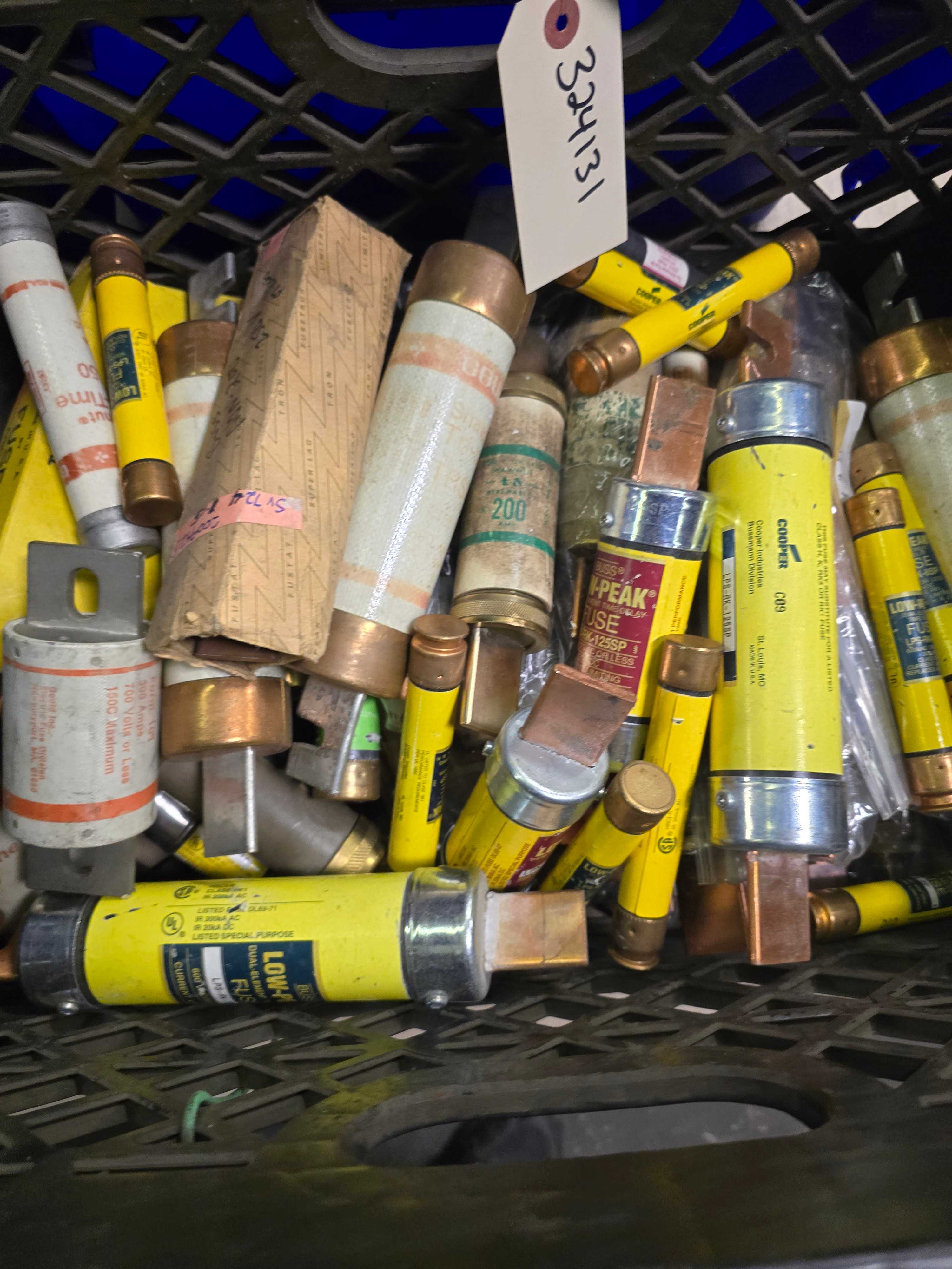 LOT OF ASSORTED FUSES - FUSES