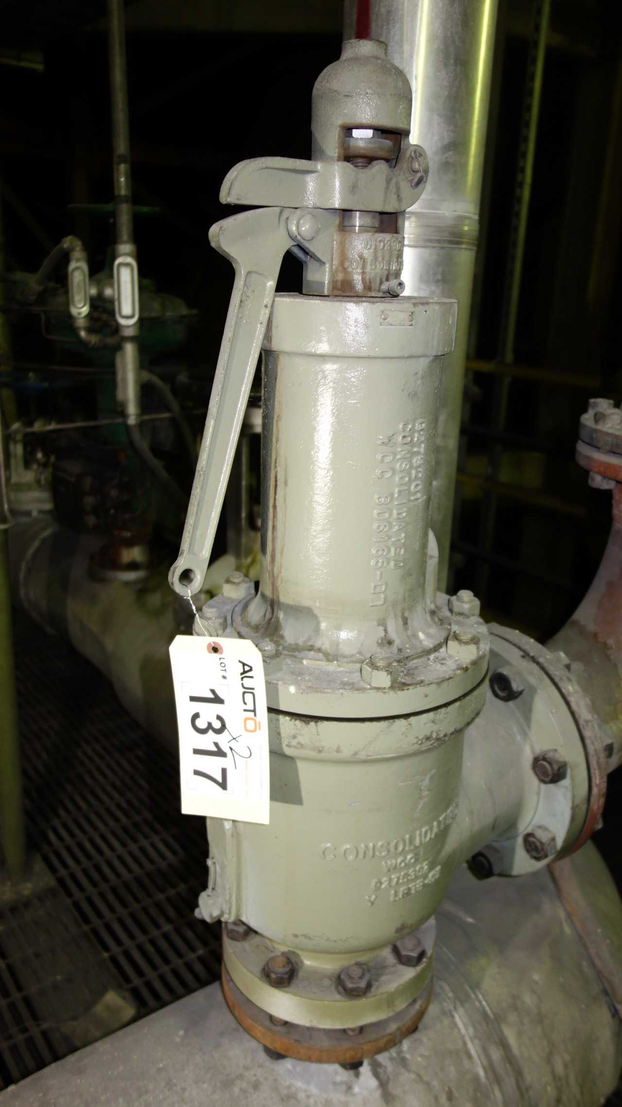 LOT OF 2 CONSOLIDATED AND FARRIS RELIEF VALVES 4IN - CONTROL VALVE