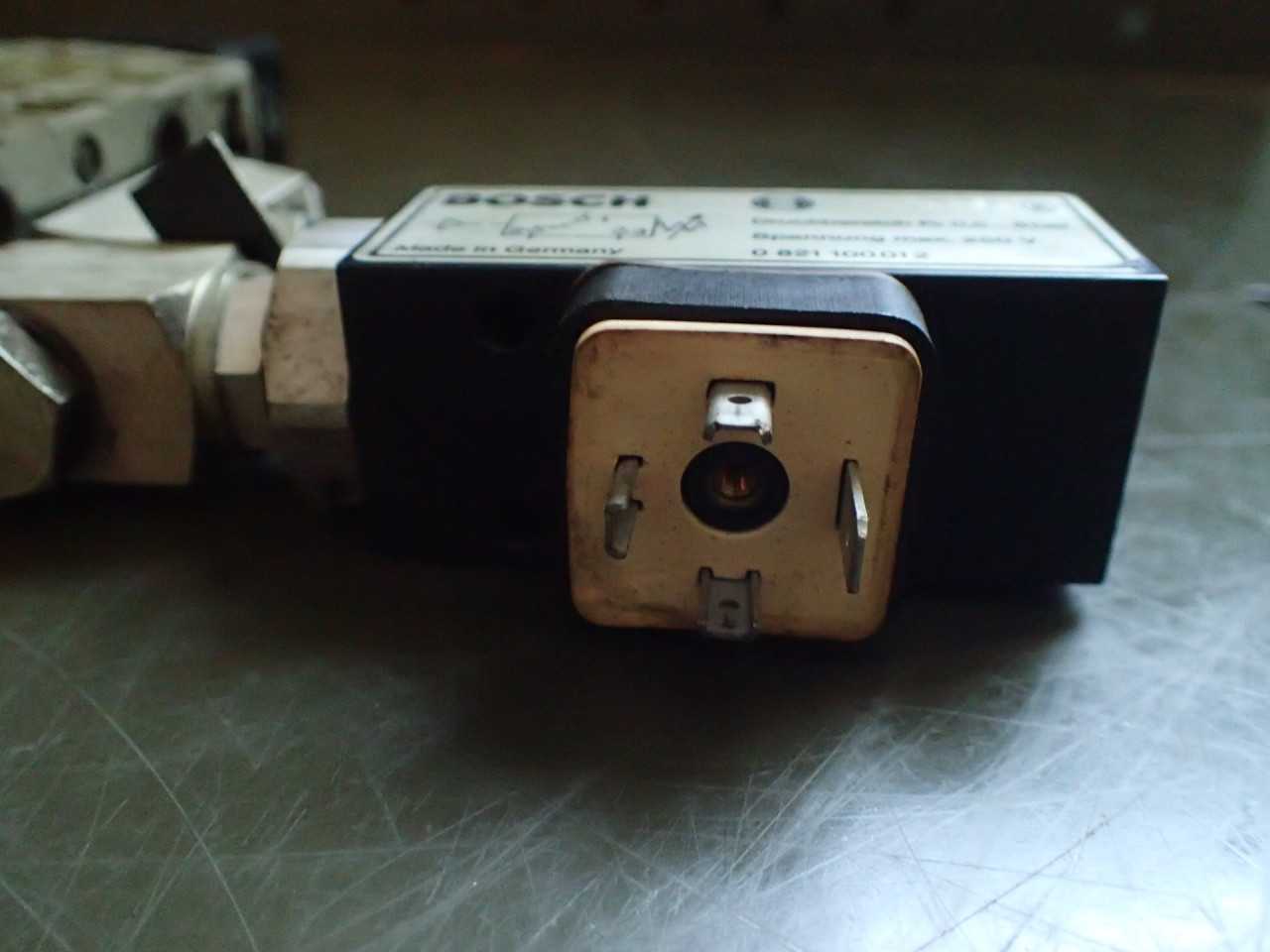 Bosch, 0-820-018-130, Hydraulic Directional Control Valve Assembly: 24 VDC - CONTROL VALVE