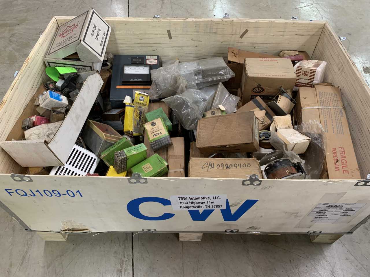 CRATE OF MISC. ELECTRICAL AUTOMATION EQUIPMENT ALLEN-BRADLEY ETC. - ELECTRICAL COMPONENTS