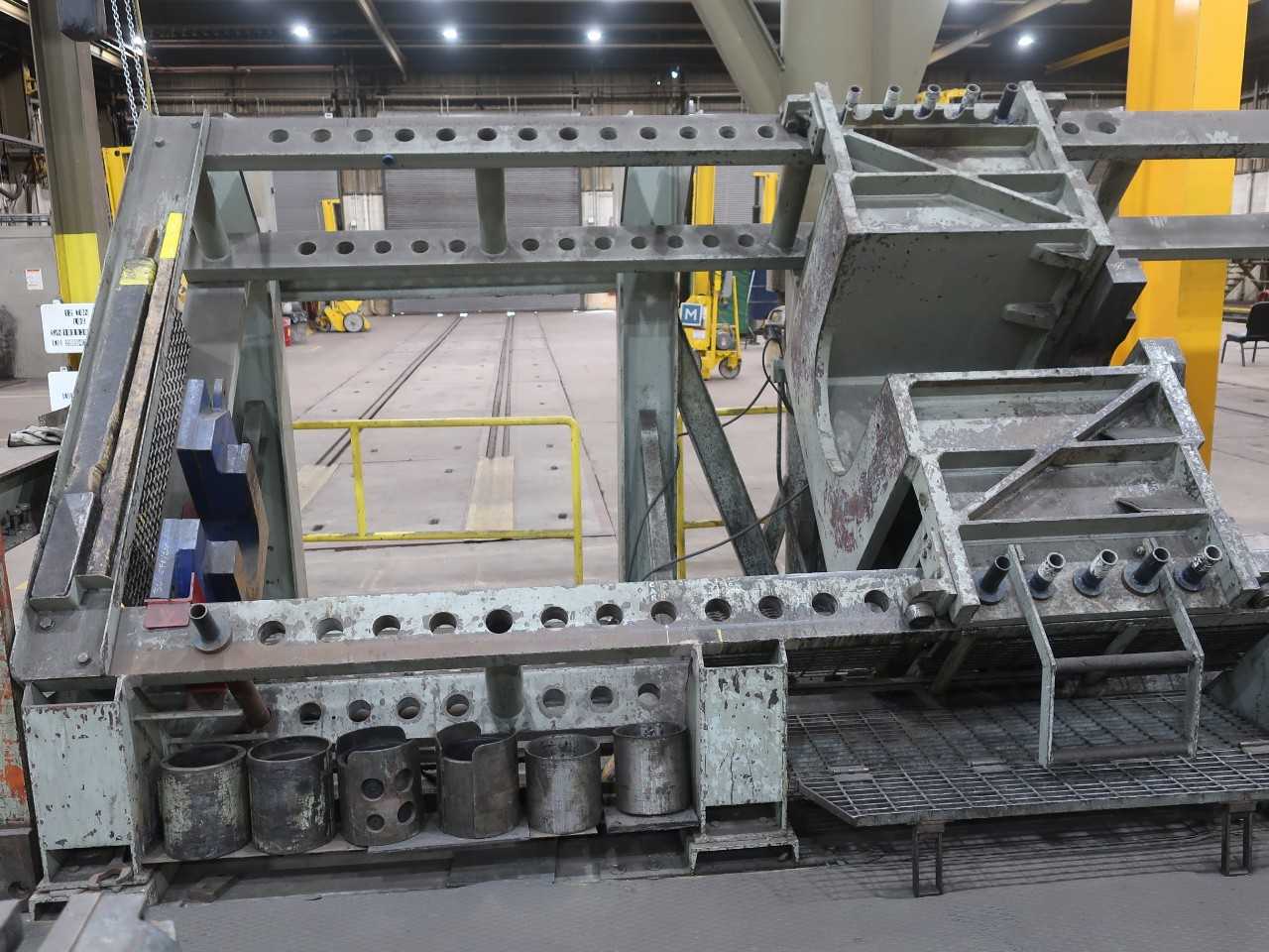 600 ton wheel bearing press, AIC Rail controls, MD25-6 hydraulic power unit, 230/460V-AC, 2x sections shelving and workbench with tooling, spare parts - PRESSES