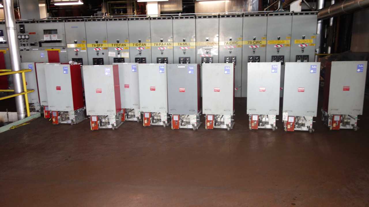 LOT OF 16 WESTINGHOUSE 50DHP250 1200A BREAKERS - CIRCUIT BREAKERS
