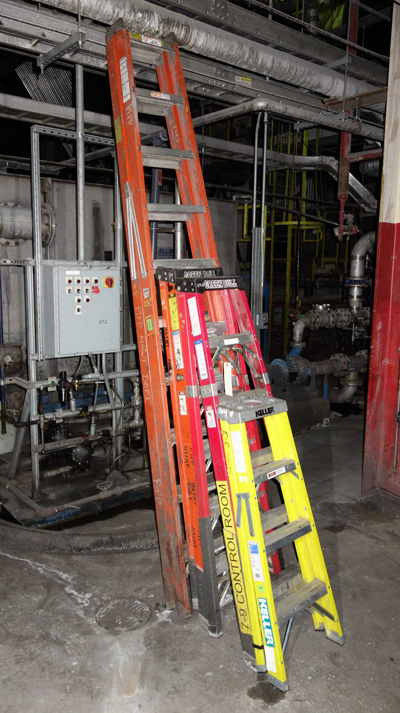 LOT OF 4 FIBERGLASS LADDERS - MISCELLANEOUS