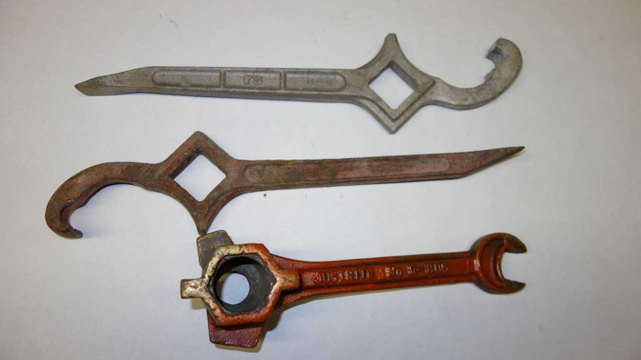 LOT OF 3 ASSORTED PULLING WRENCHES - HAND TOOLS
