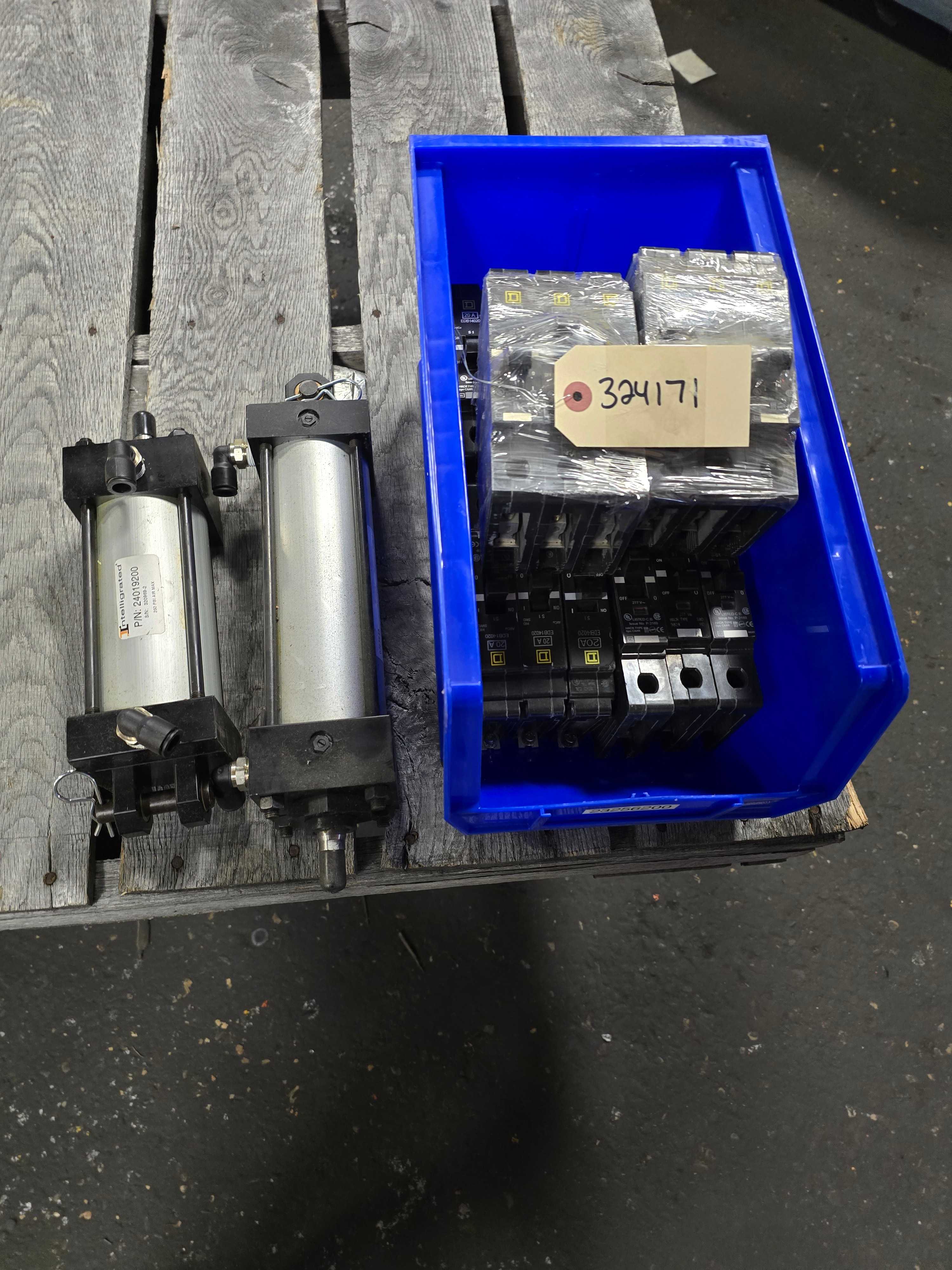 LOT OF CIRCUIT BREAKERS & PNEUMATIC CYLINDERS - INDUSTRIAL PARTS