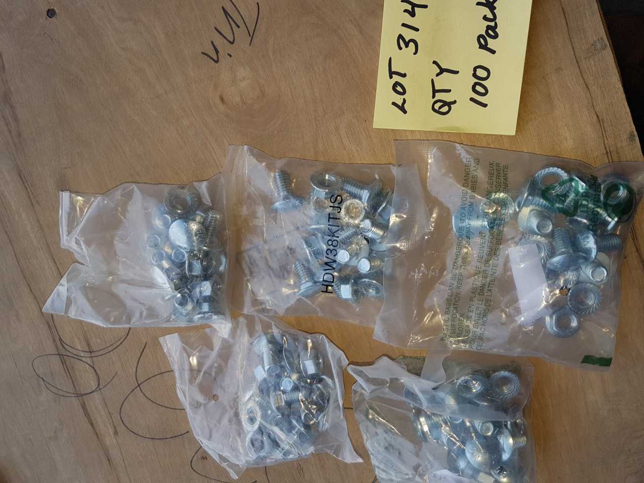 NUTS AND BOLTS QTY 100 PACK - INDUSTRIAL PARTS