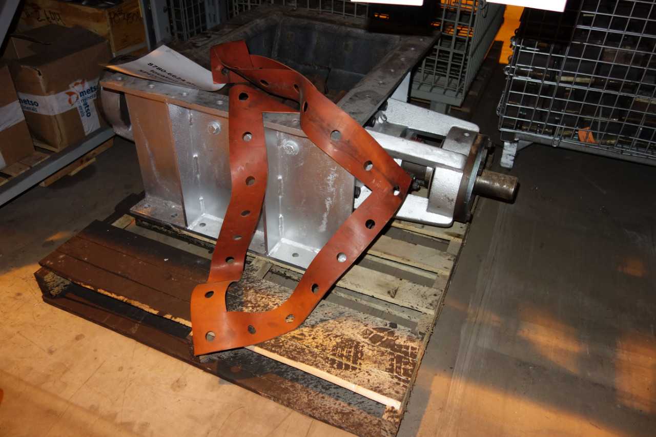 CONTENTS OF 2 UPRIGHT RACKING SECTIONS, TURBINE - INDUSTRIAL PARTS
