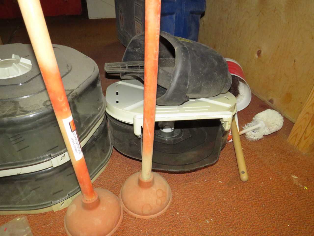 LOT OF ASSORTED CLEANING AND COMMERCIAL RESTROOM SUPPLIES - MISCELLANEOUS