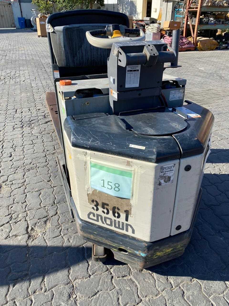 1 CROWN ELECTRIC FORK LIFT - FORKLIFTS