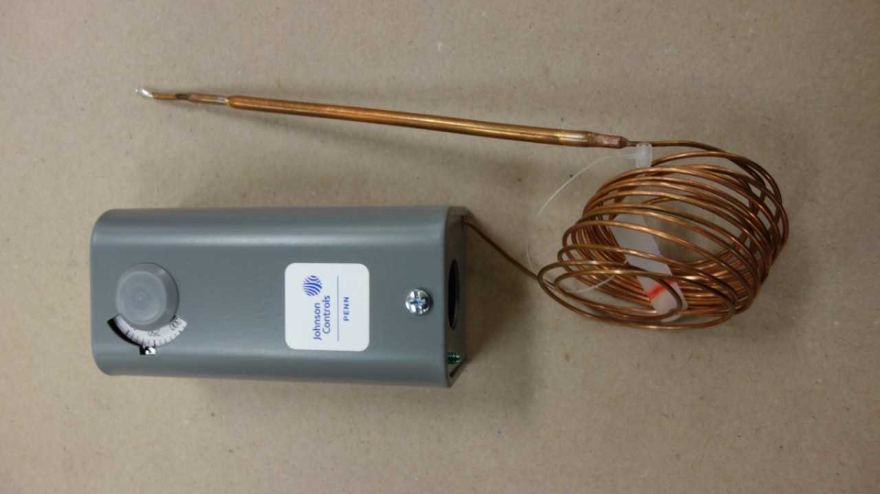LOT OF 2 JOHNSON CONTROLS A19AAB-10C TEMPERATURE CONTROLLER - TEMPERATURE CONTROLLERS