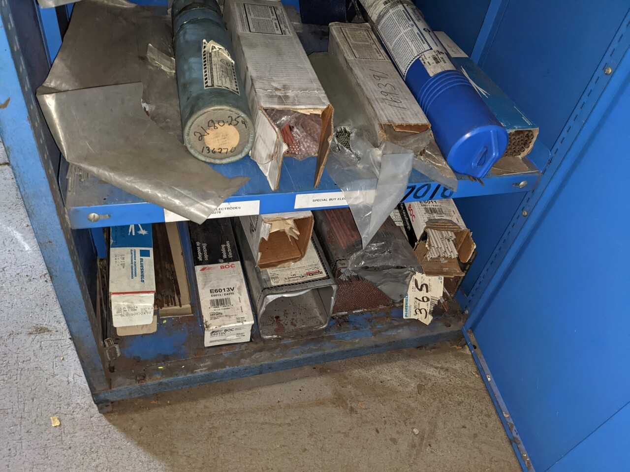 1 DOOR TOOL CABINET WITH CONTENTS, ASSORTED WELDING EQUIPMENT, ELECTRODES, WELDING RODS - WELDING EQUIPMENT