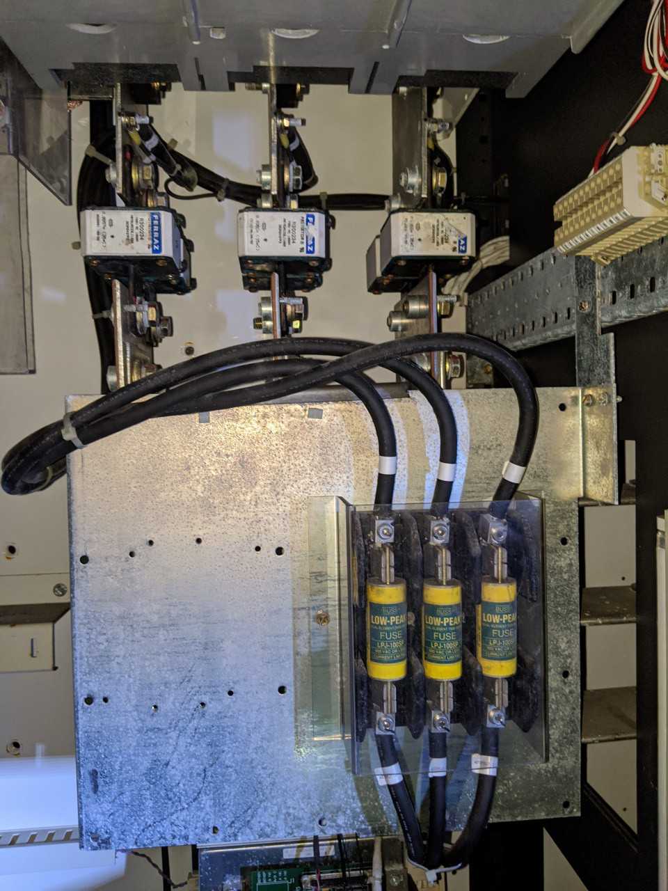 GE INNOVATION 3VVRJ607PR003 LV AC DRIVE CABINET W 2500A POWER BREAKER 11-9082 - MOTOR DRIVES