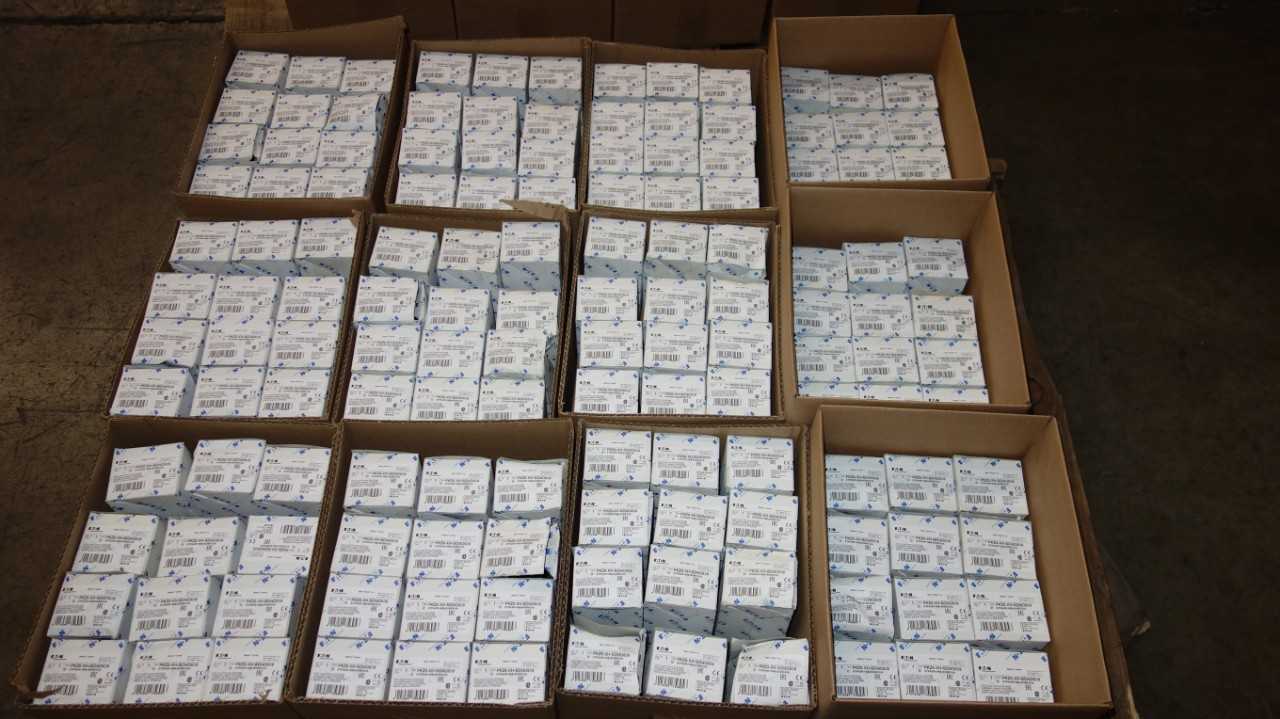 1 PALLET OF EATON PKZ0-XH-SOND539 DOOR COUPLING SWITCHES - TOOL STORAGE