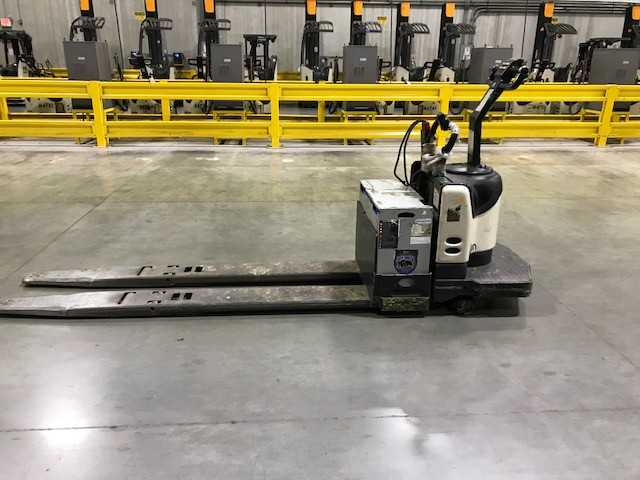 2005 Crown PE4000-60 rider jack, Hebron, KY - MANUAL PALLET JACKS