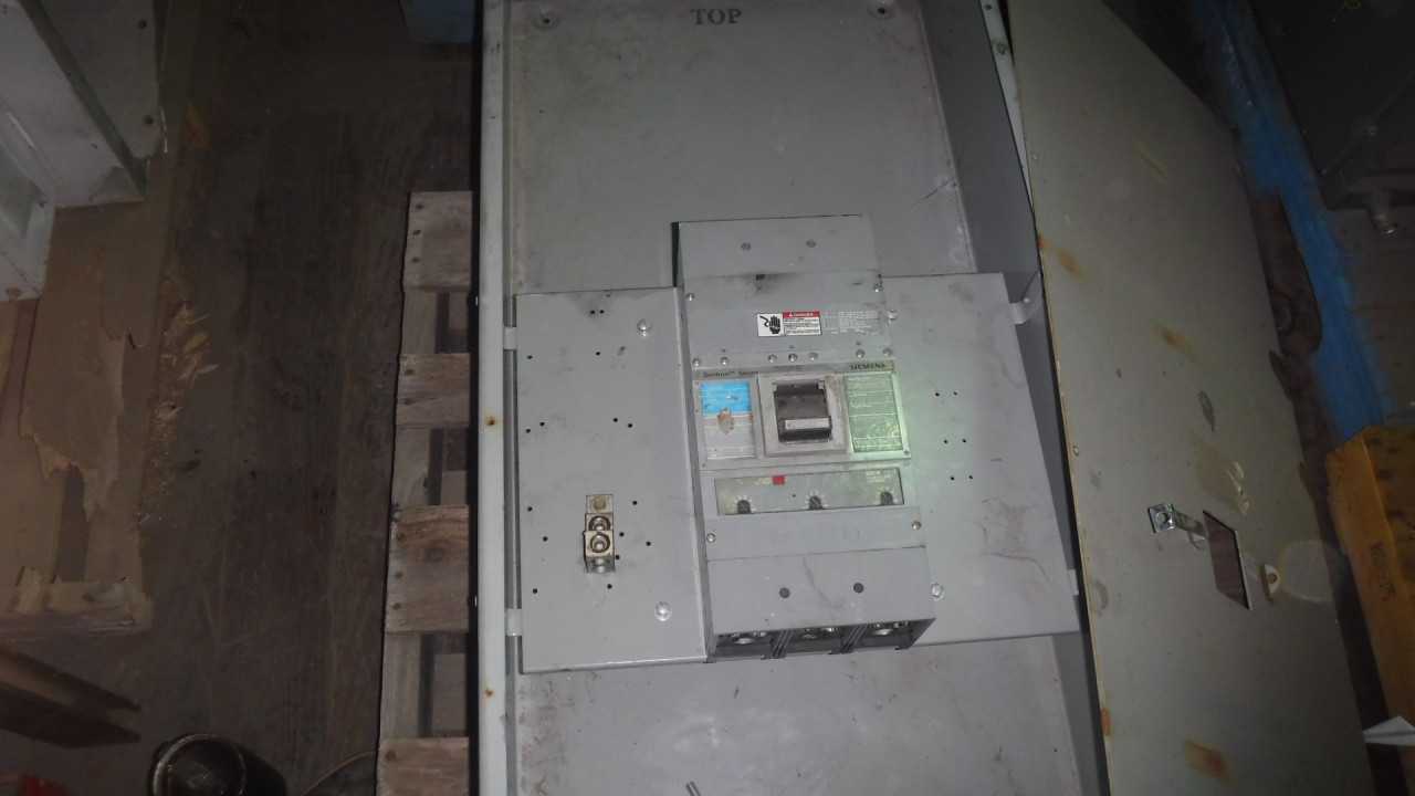 800 Amp Siemens Circuit Breaker - CIRCUIT BREAKERS