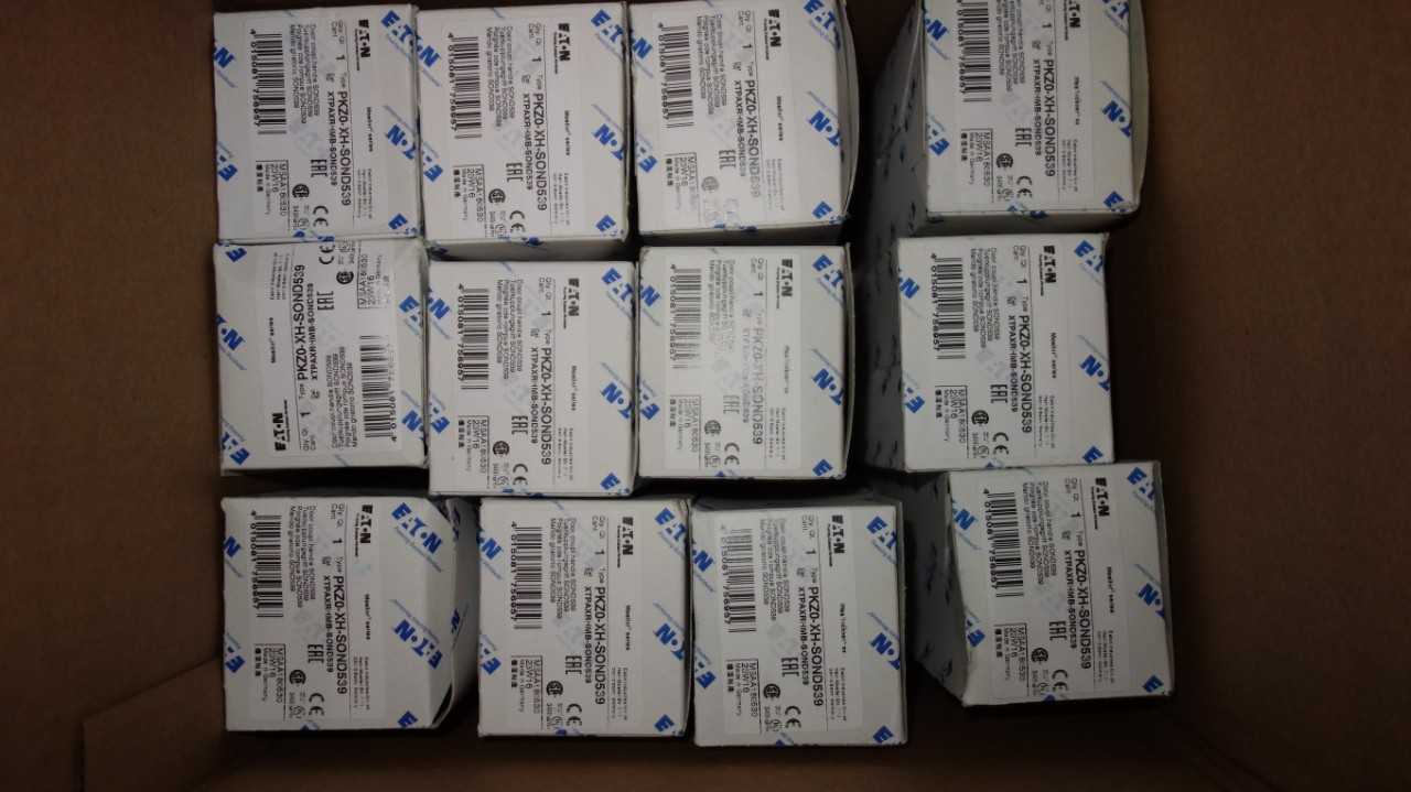 LOT OF 17 EATON PKZ0-XH-SOND539 DOOR COUPLING SWITCHES - ELECTRICAL COMPONENTS