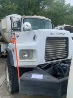 2001 MACK DM6805 READYMIX CONCRETE TRUCK - HYDRO EXCAVATOR TRUCKS