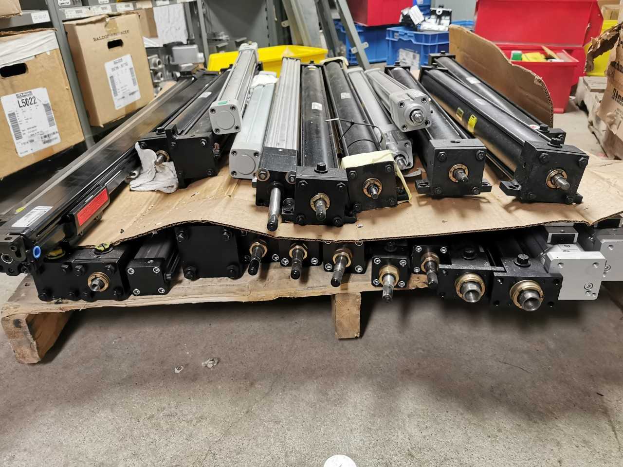 Lot of NEW Hydraulic & Pneumatic Cylinders - HYDRAULIC CYLINDERS