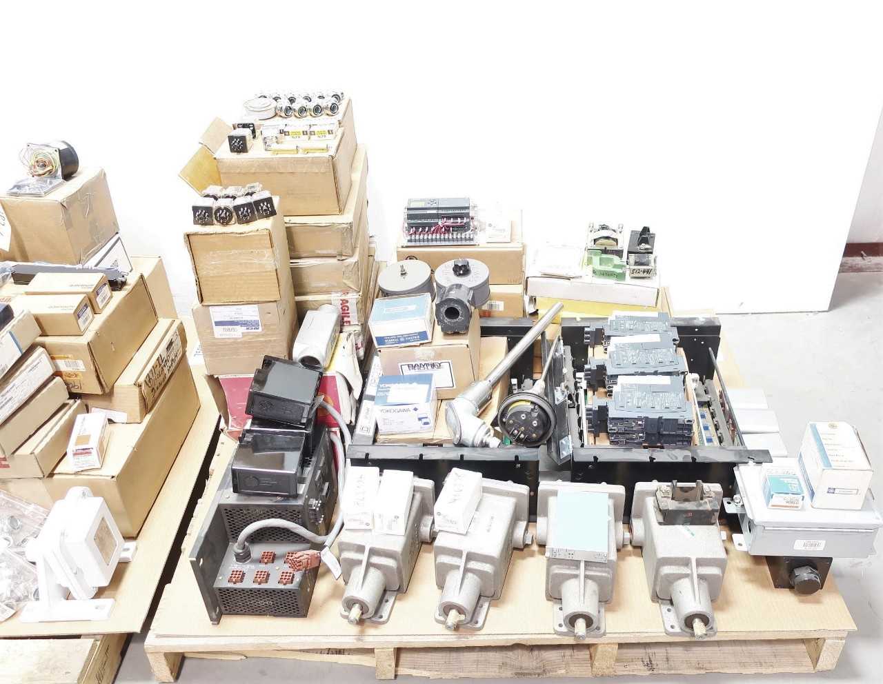 2 PALLETS OF ASSORTED AUTOMATION AND CONTORLS - INDUSTRIAL PARTS