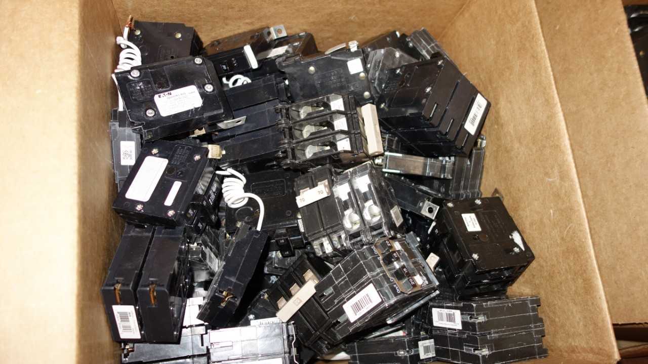 1 PALLET OF ASSORTED EATON QUICKLAG MINIATURE BREAKERS - CIRCUIT BREAKERS