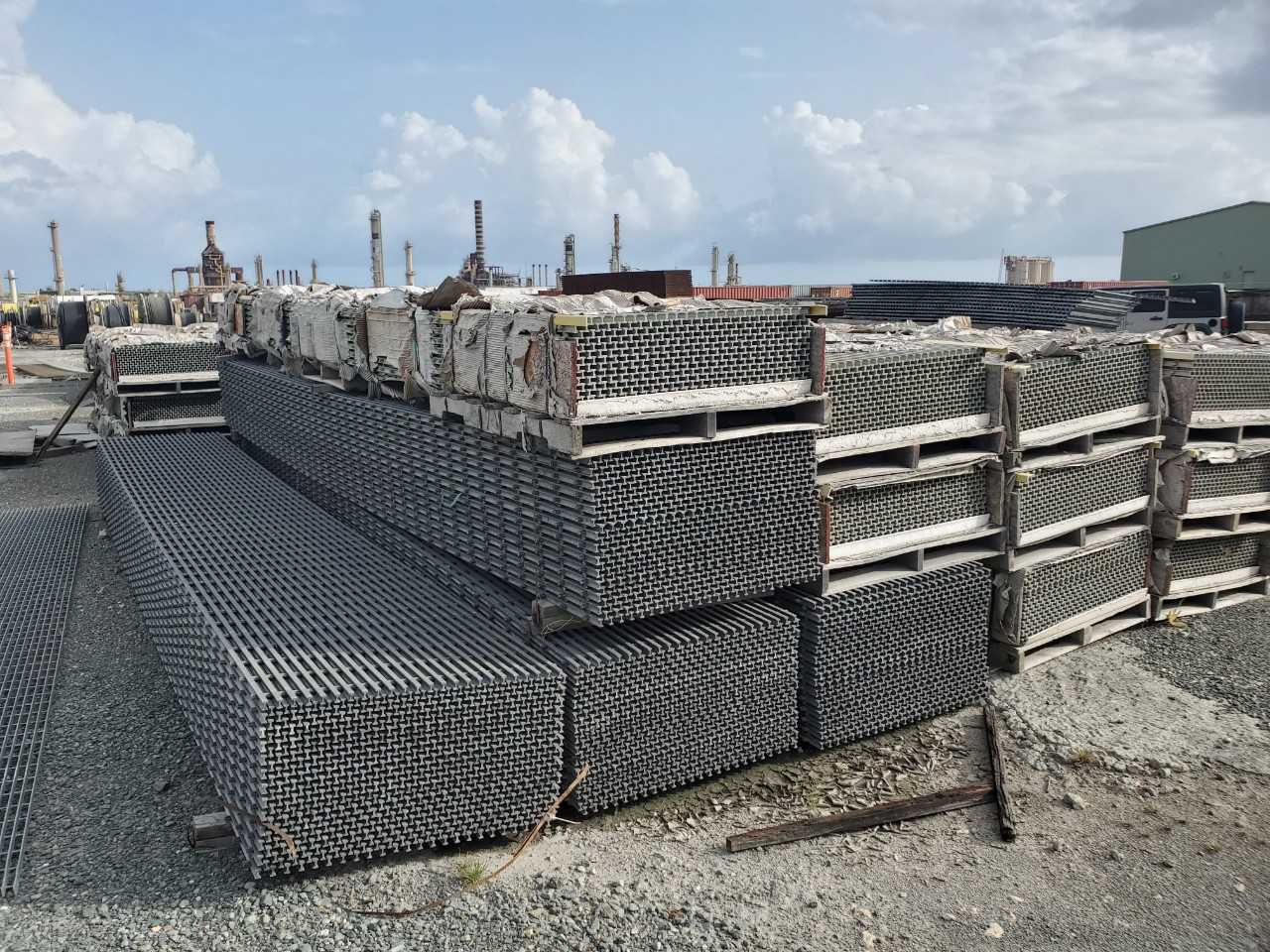 10 BUNDLES OF DURAGRID FIBRERGLASS GRATING 20FT X 3FT (3x 25 GRATING BUNDLES, 7X 15 GRATING BUNDLES) - PLANT & FACILITY EQUIPMENT