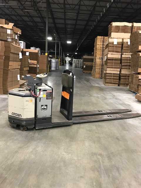 2012 Crown PC4500-80 center rider pallet jack, Norcross, GA - ELECTRIC PALLET JACKS