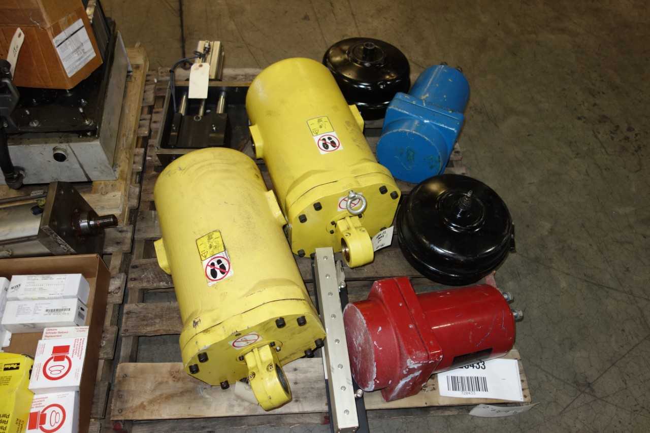 2 PALLETS OF ASSORTED HYDRAULIC CYLINDERS AND REPLACEMENT PARTS, MOOG, BALSTON, PARKER - VALVES