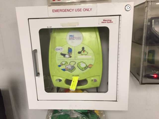 Zoll AED Plus automatic external defibrillator - MISCELLANEOUS