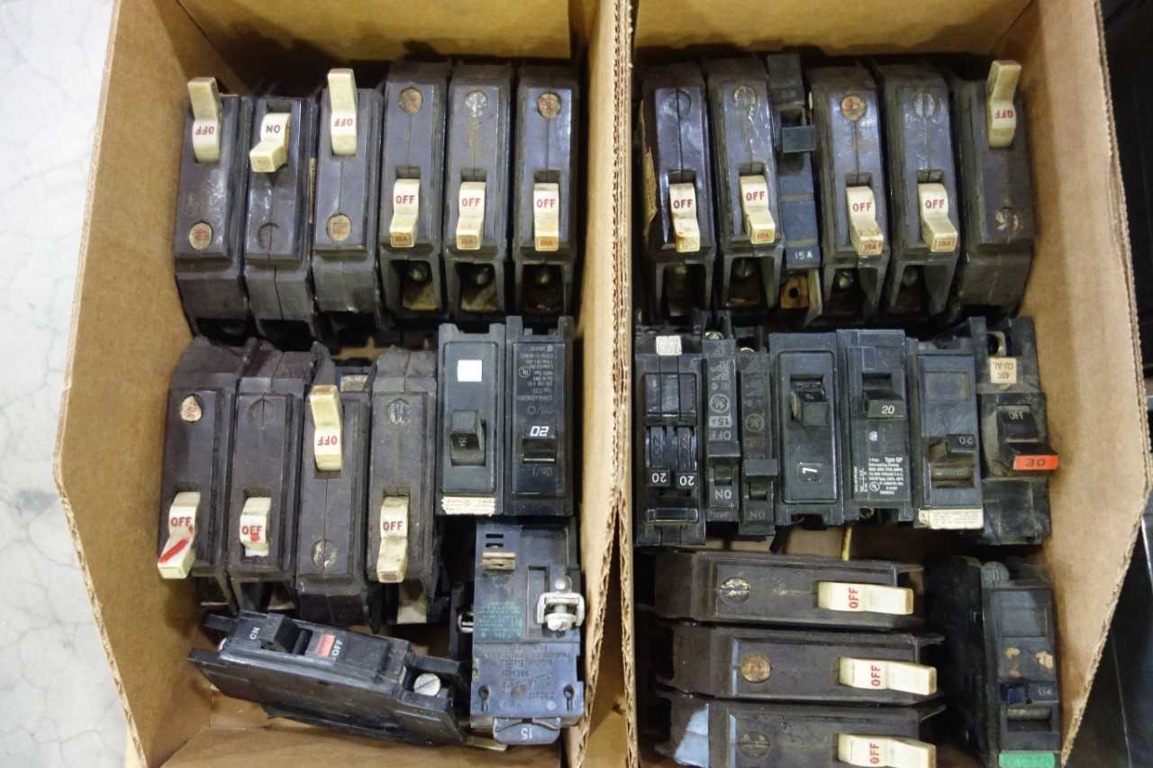 1 PALLET OF CIRCUIT BREAKERS - CIRCUIT BREAKERS